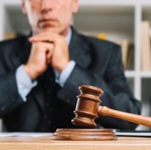 Palu sidang dan sertifikat hak milik sebagai simbol perlindungan dari risiko jual beli tanah tanpa notaris.