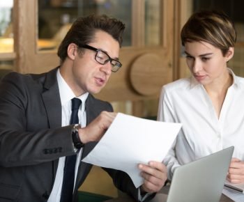 Tim Yuris Consultant sedang membahas strategi biaya pengacara perceraian klien